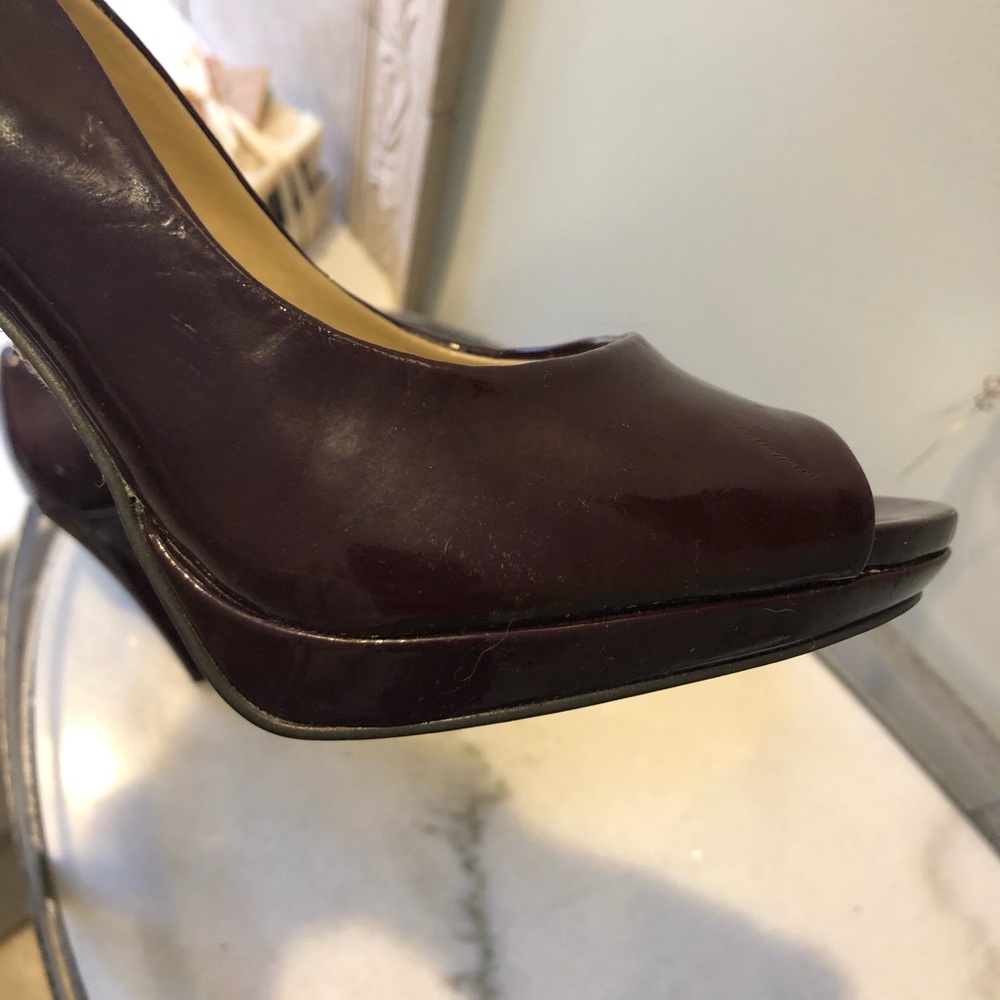 Tahari maroon patent peep toe pumps - Picture 3 of 5